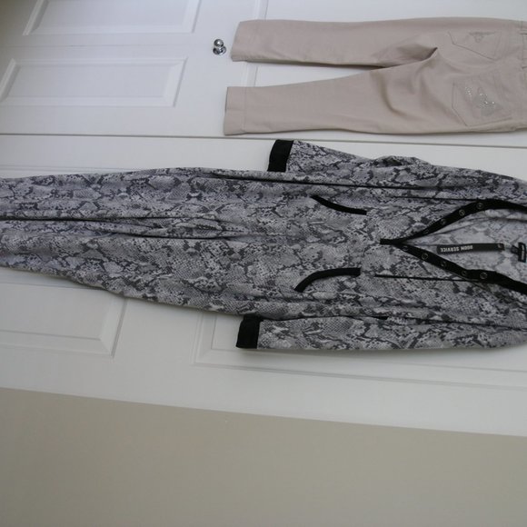 Nordstroms PJs Fleece XL Snake Print Onesie  Like New - Picture 5 of 11